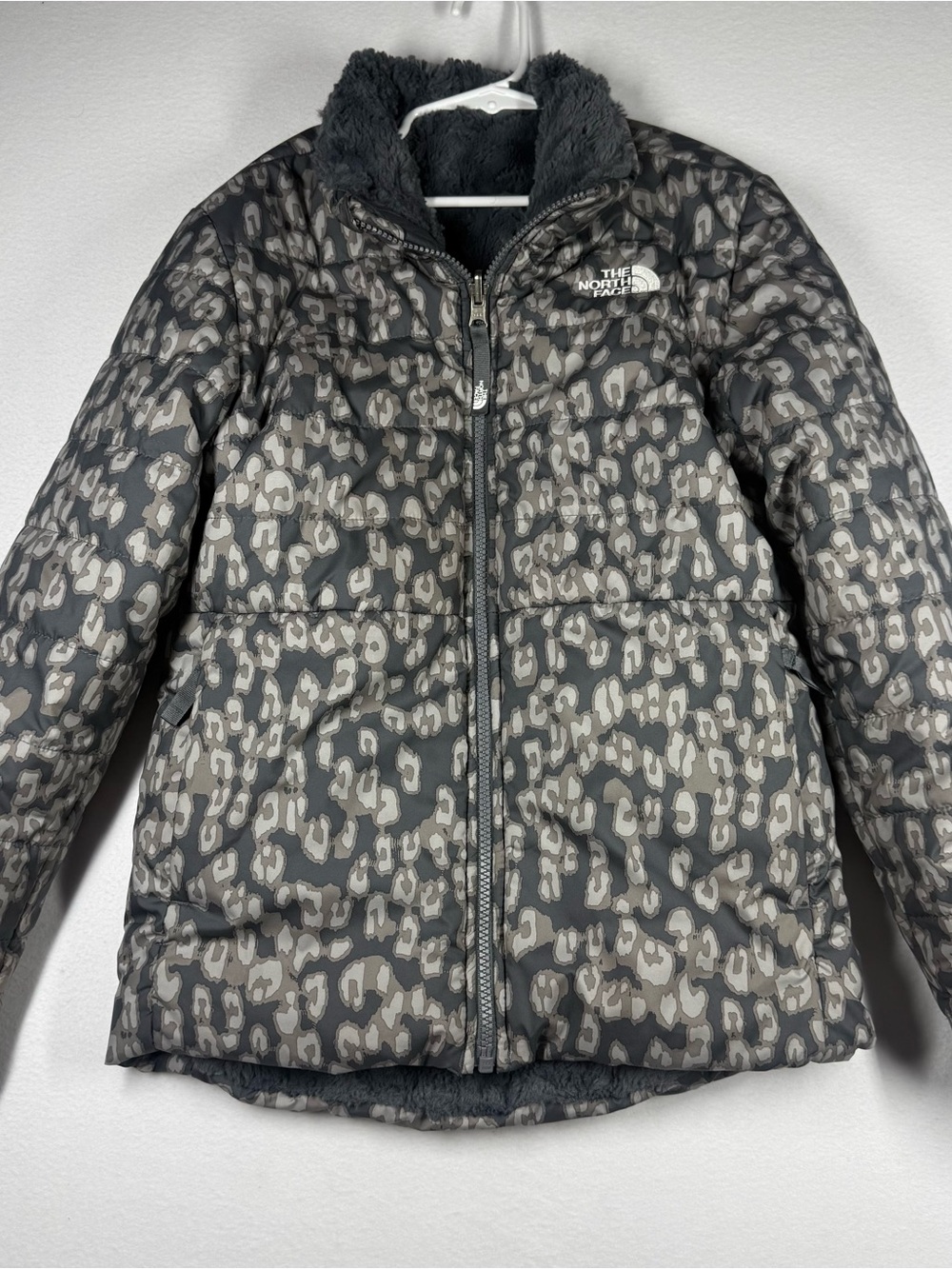 THE NORTH FACE Girl's Reversible Mossbud Swirl Jacket, Grey Leopard/ Size M